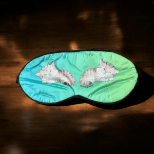 Loup pour les yeux chaton qui dort