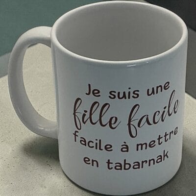 Tasse "fille facile à mettre en tabarnak"